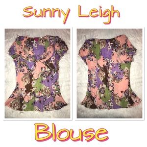 ✨Sunny Leigh Blouse in a Size (M)✨